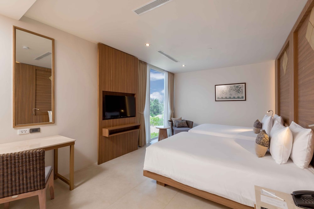 Splash Beach Resort Maikhao Phuket 11/50