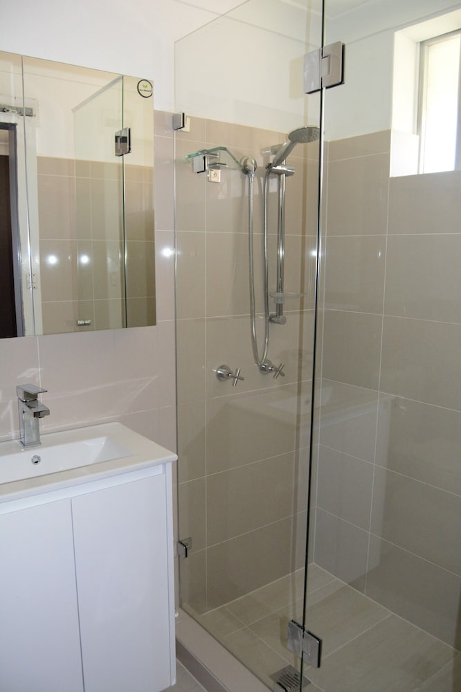 Civic Motor Inn Cowra 28/71