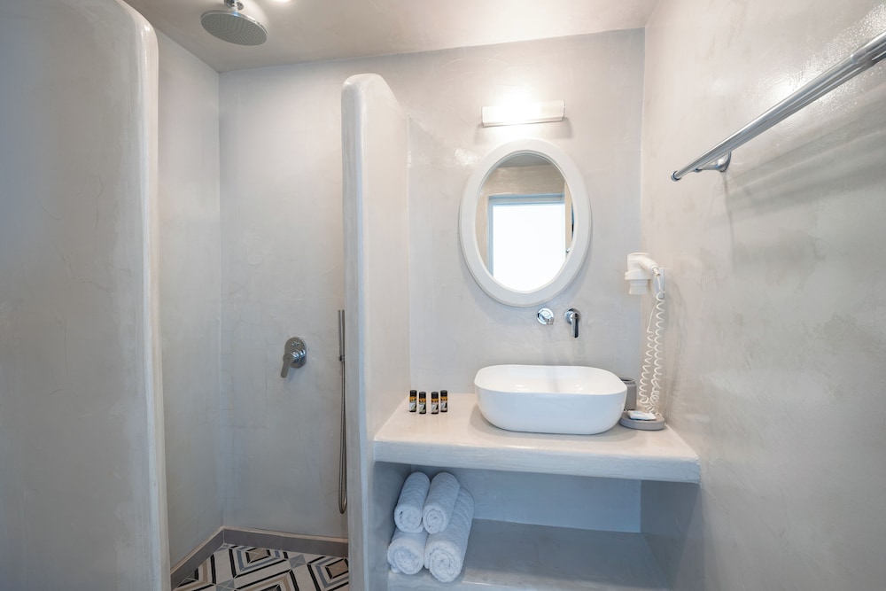 Akrotiri Hotel 50/50