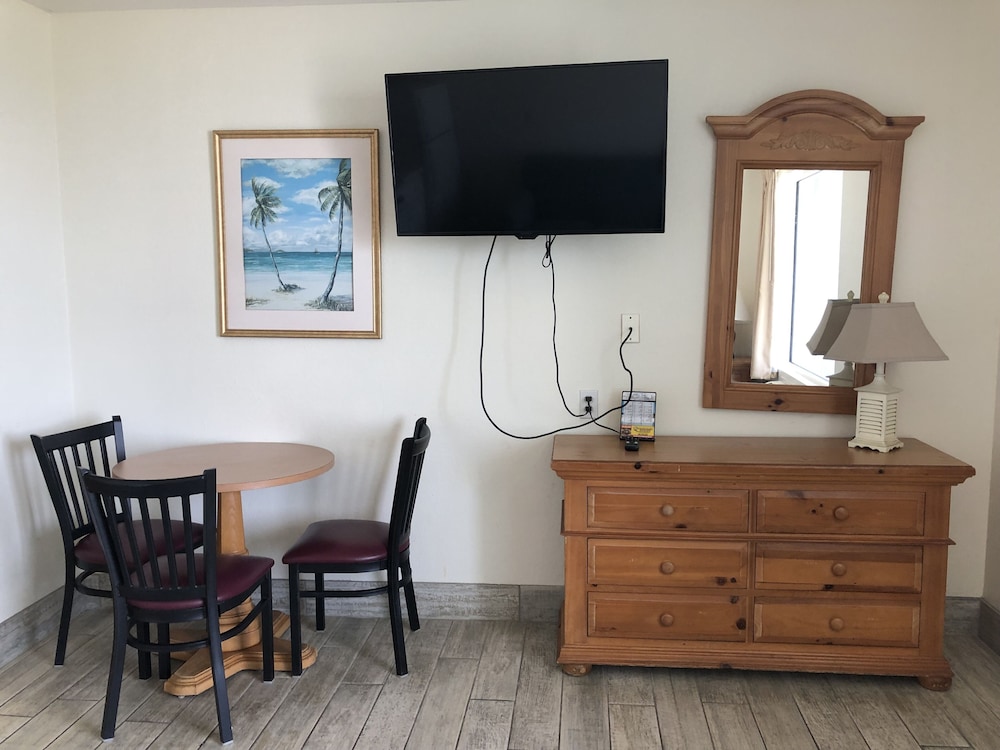 Holiday Terrace Beachfront Hotel, a By The Sea Resort 34/50