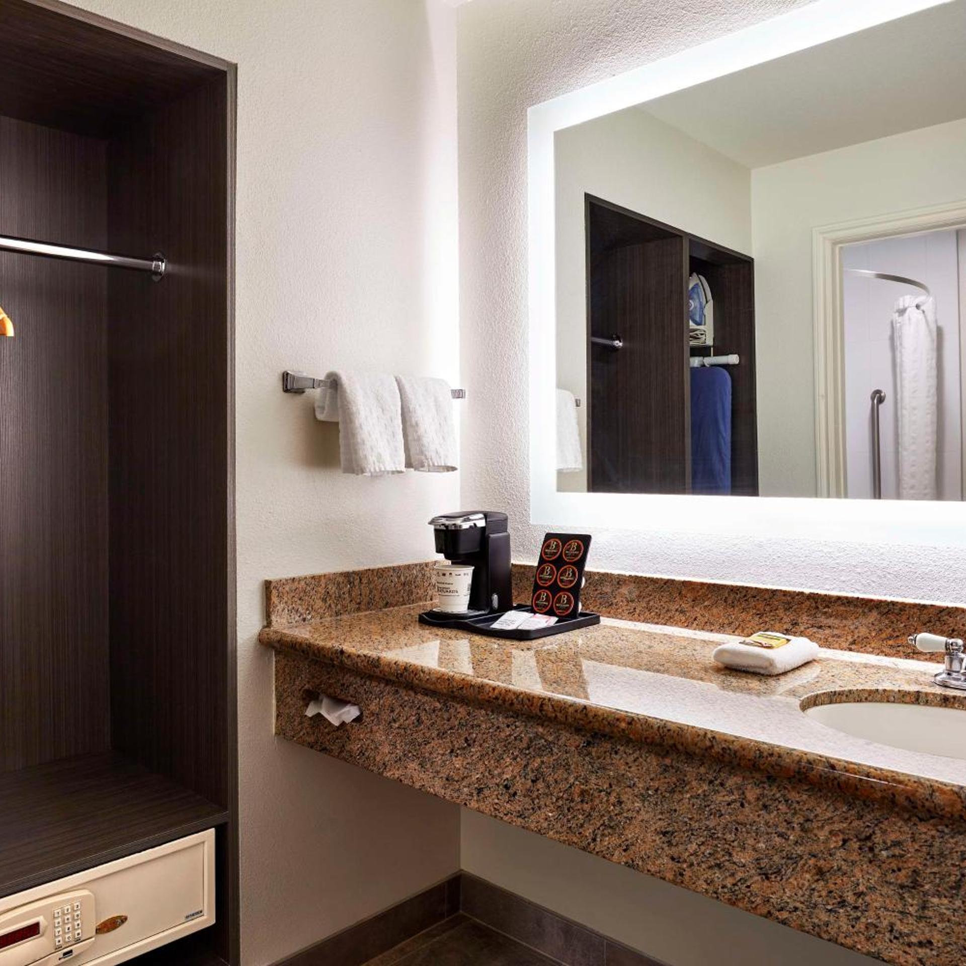 جناح بسرير كينج مع أريكة، Best Western Plus Meridian Inn & Suites, Anaheim-Orange 7/7