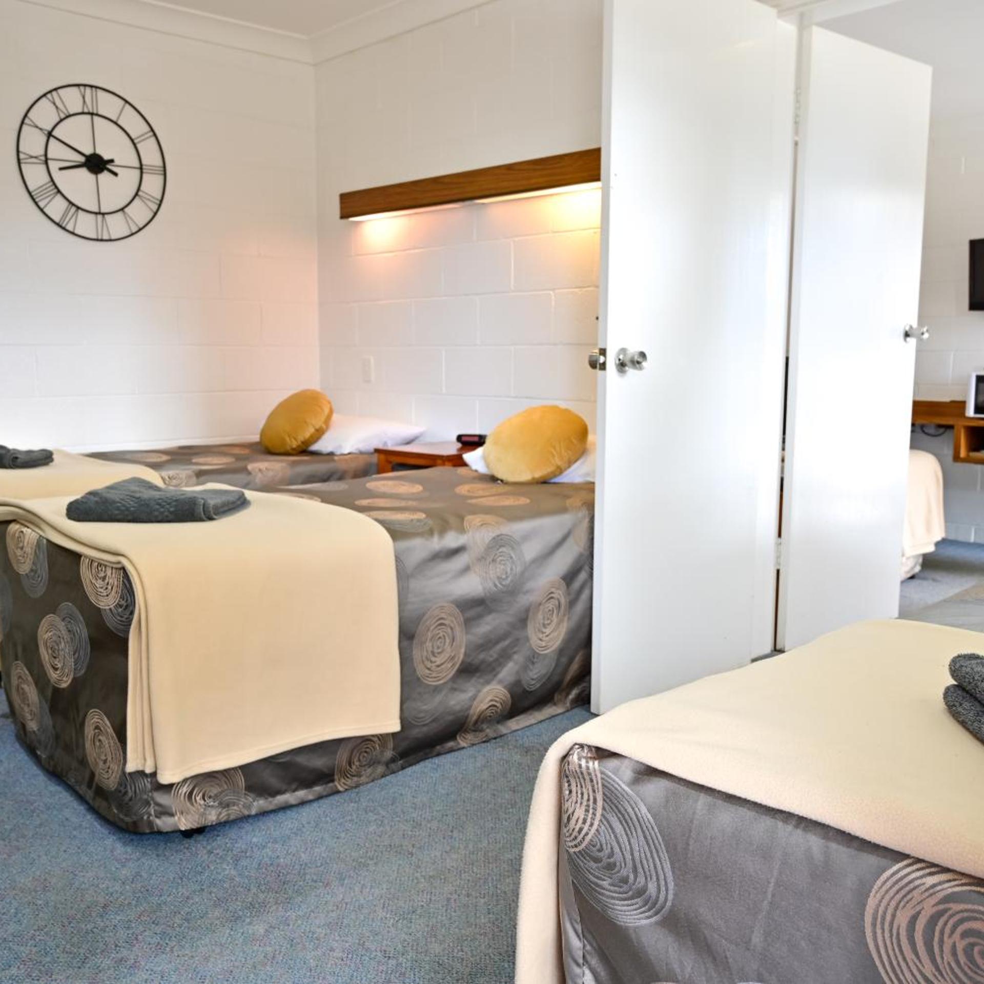 BYER FOUNTAIN MOTOR INN 17/50