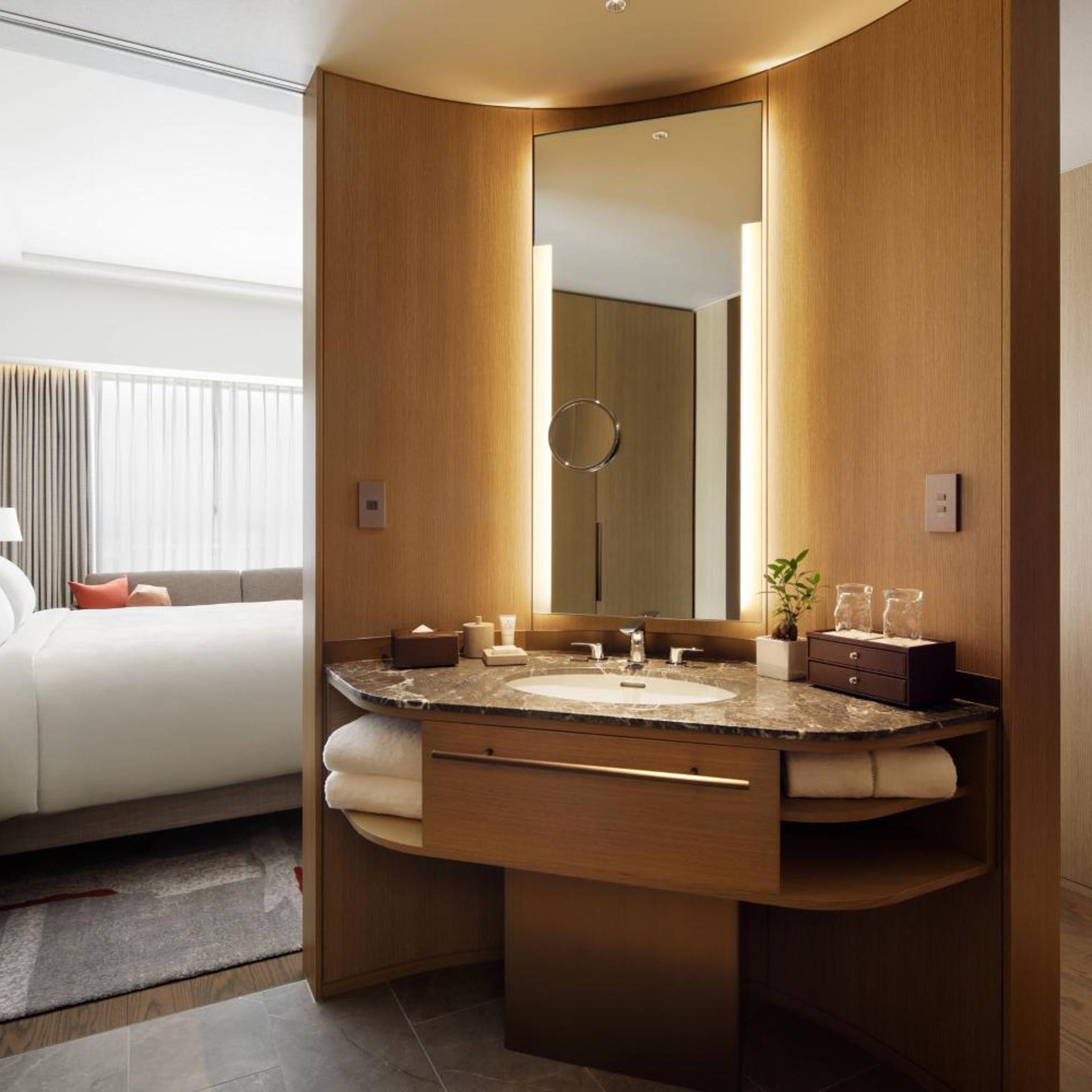 غرفة تنفيذية تنفيذية بسرير كينج بإطلالة على المدينة مع دخول الصالة، JW Marriott Hotel Nara 5/5