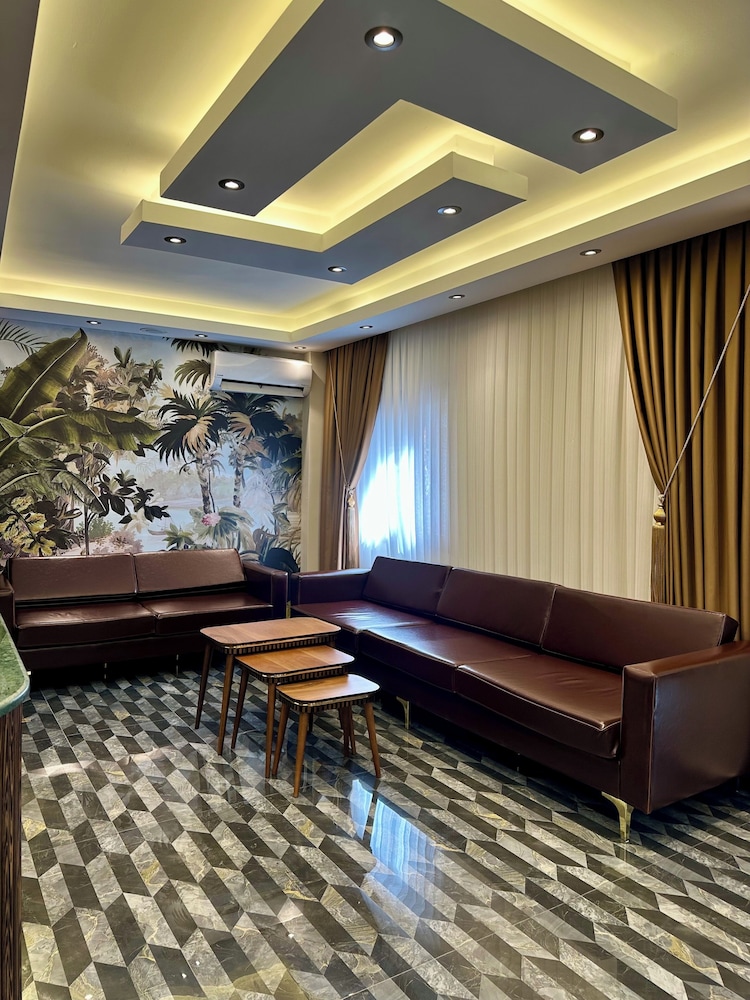 Peradise Hotel 32/50
