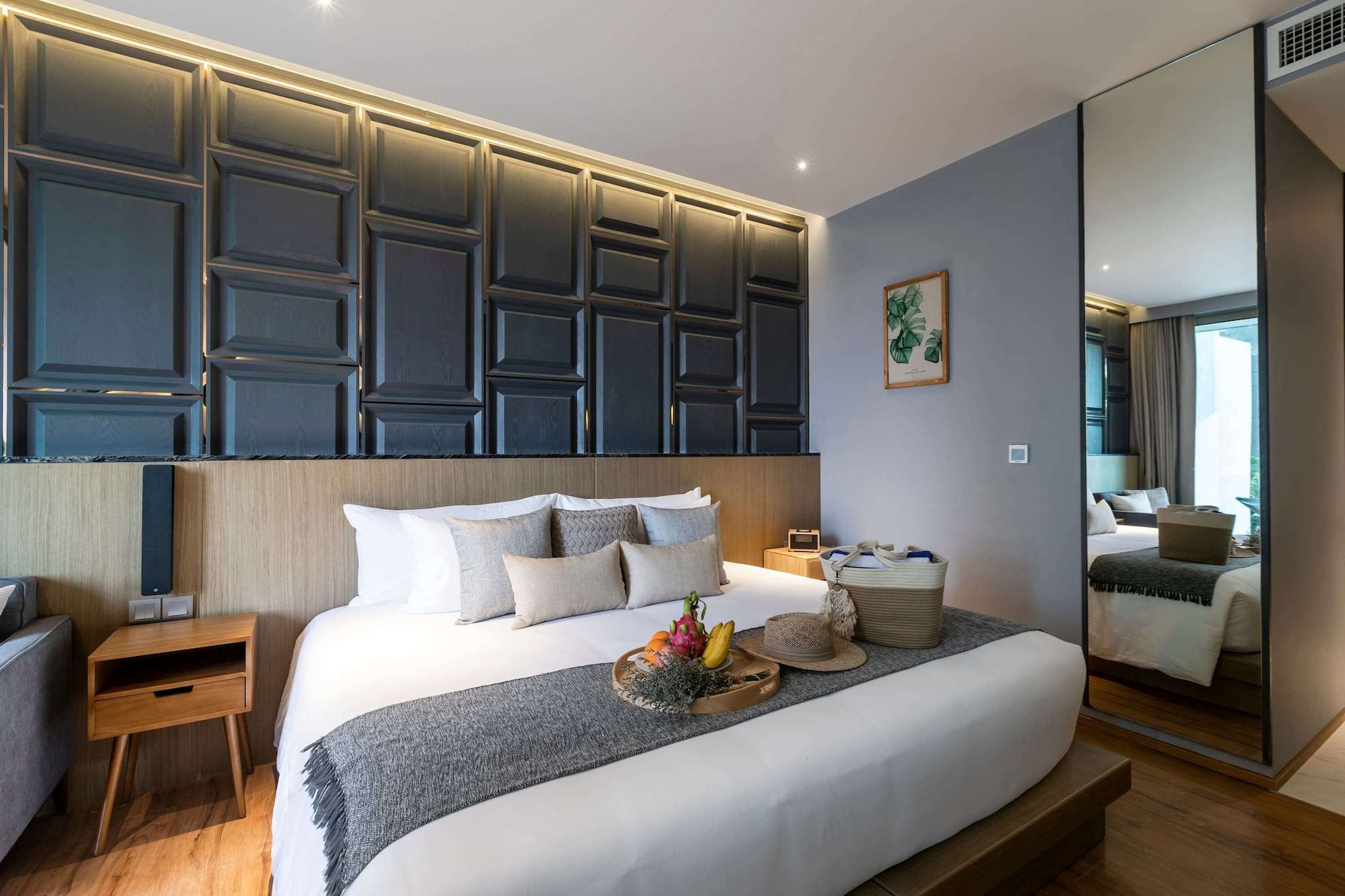 غرفة ديلوكس بسرير كينج بإطلالة على المسبح، Wyndham Grand Nai Harn Beach Phuket 2/10