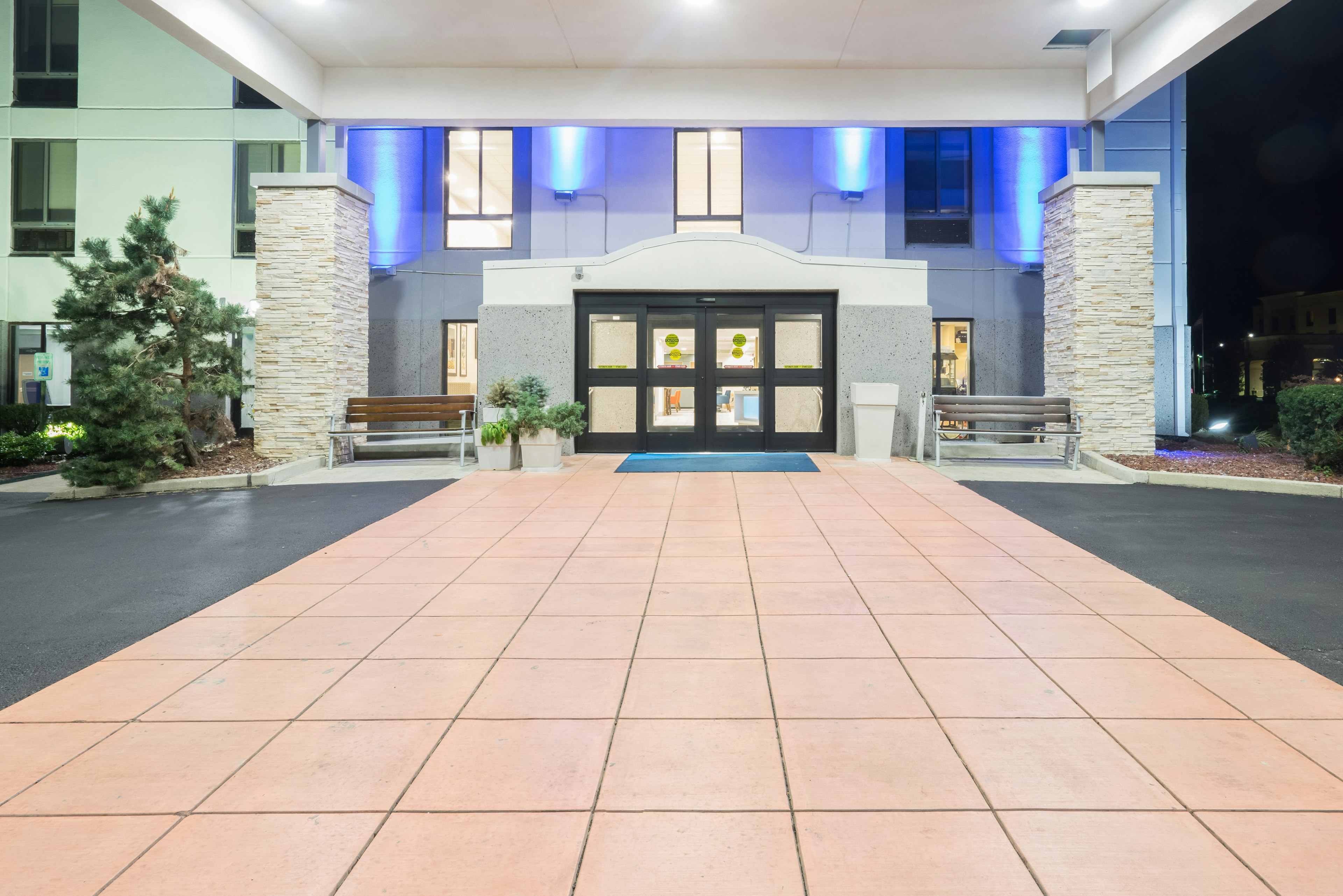 Holiday Inn Express Hotel Suites Louisville East 52/52
