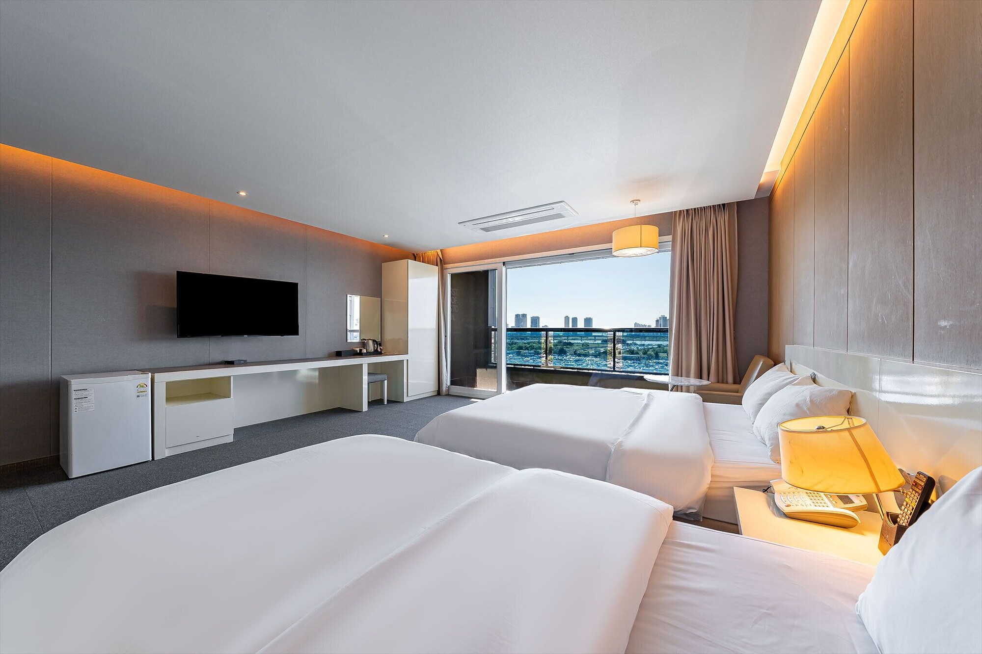 DELUXE, TWIN BEDS, FRONT VIEW, BALCONY