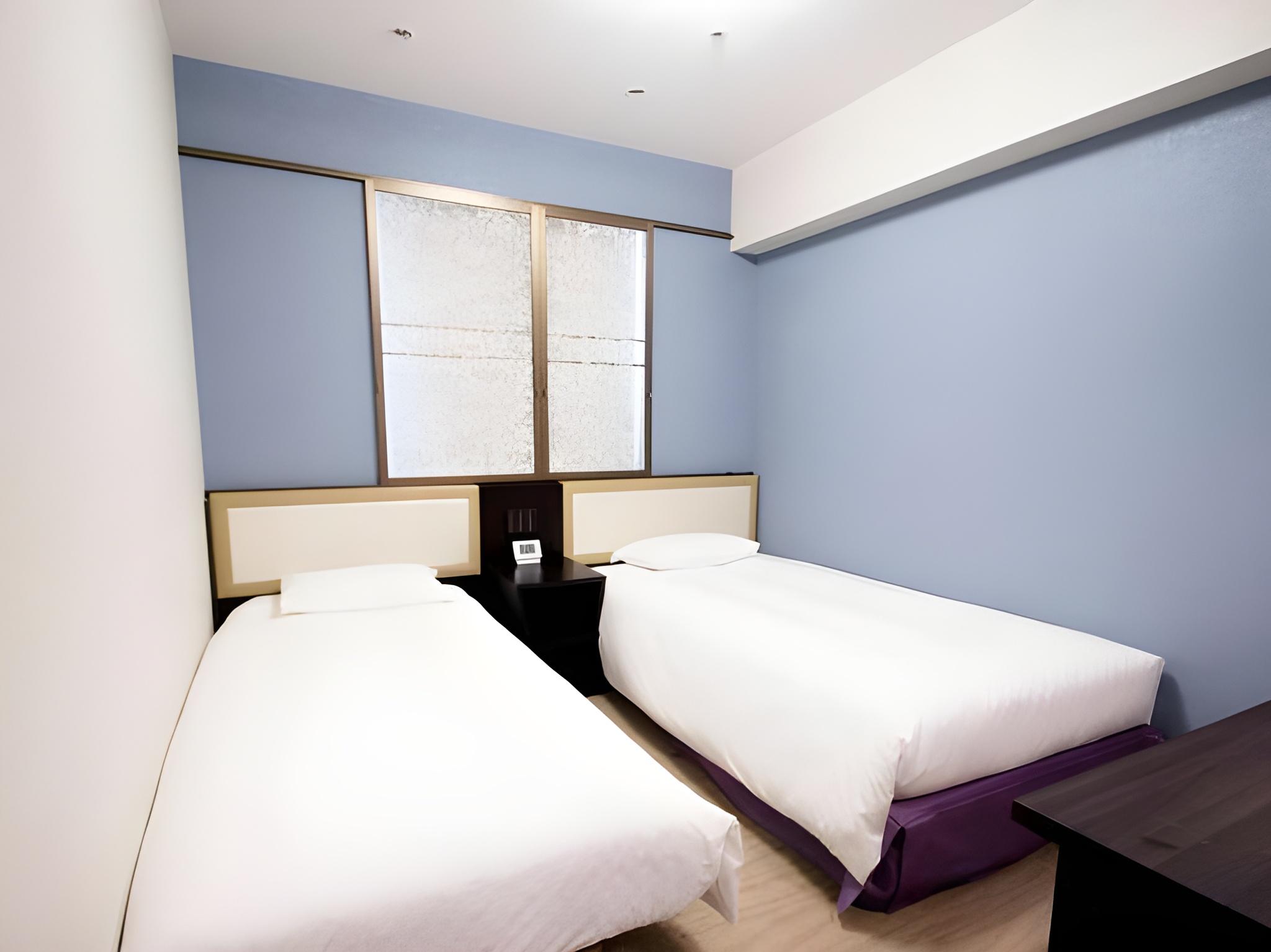 Ladies, Studio, Twin Beds