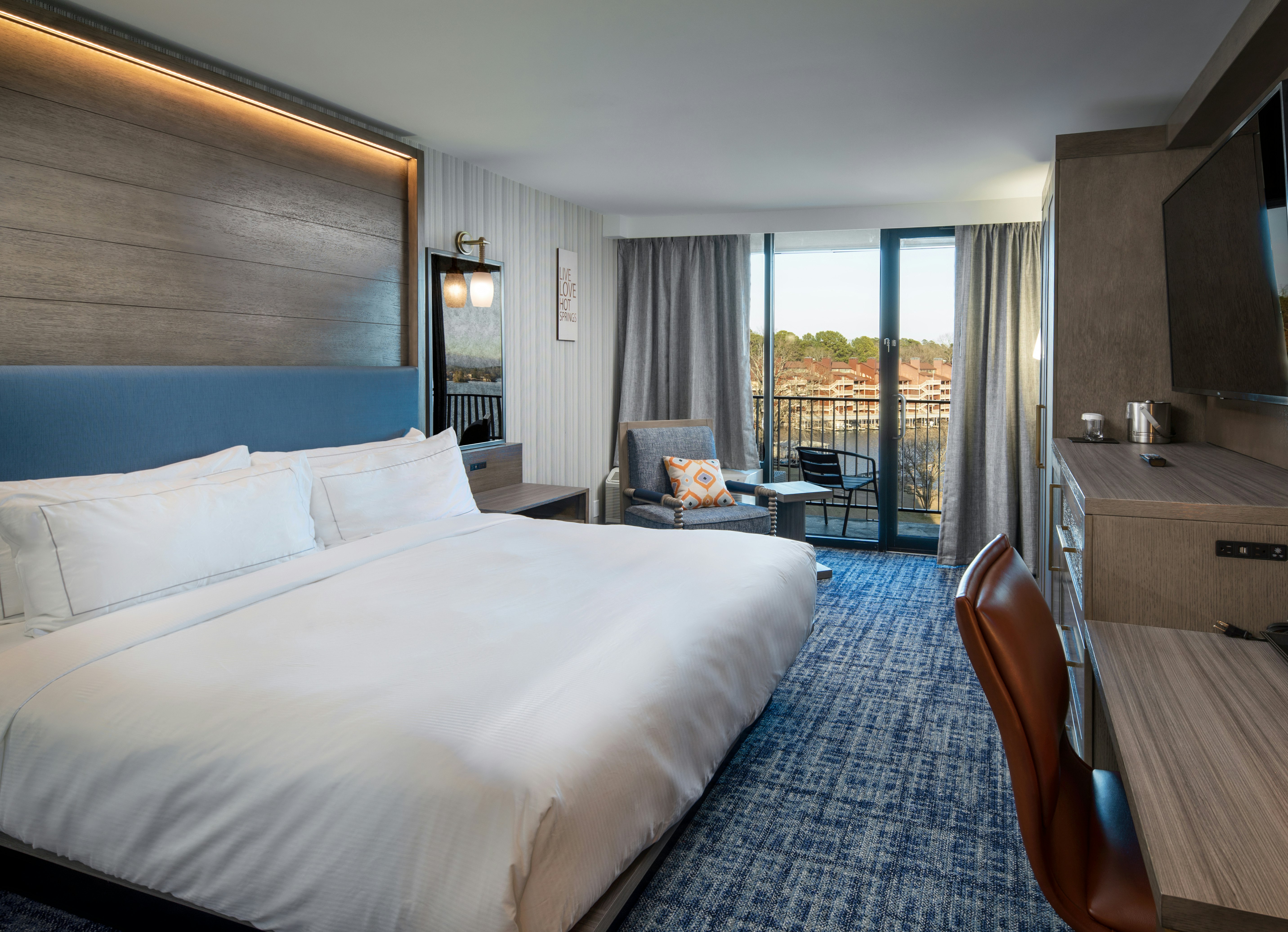 ROOM, KING BED, BALCONY