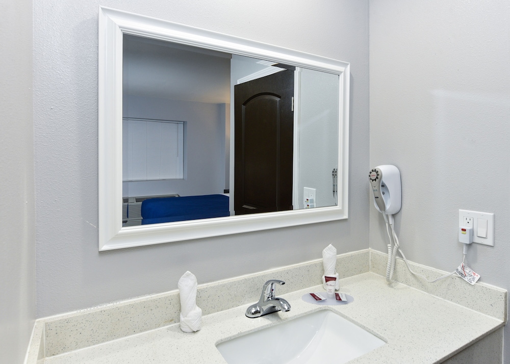 Hollywood Inn Express LAX 24/35