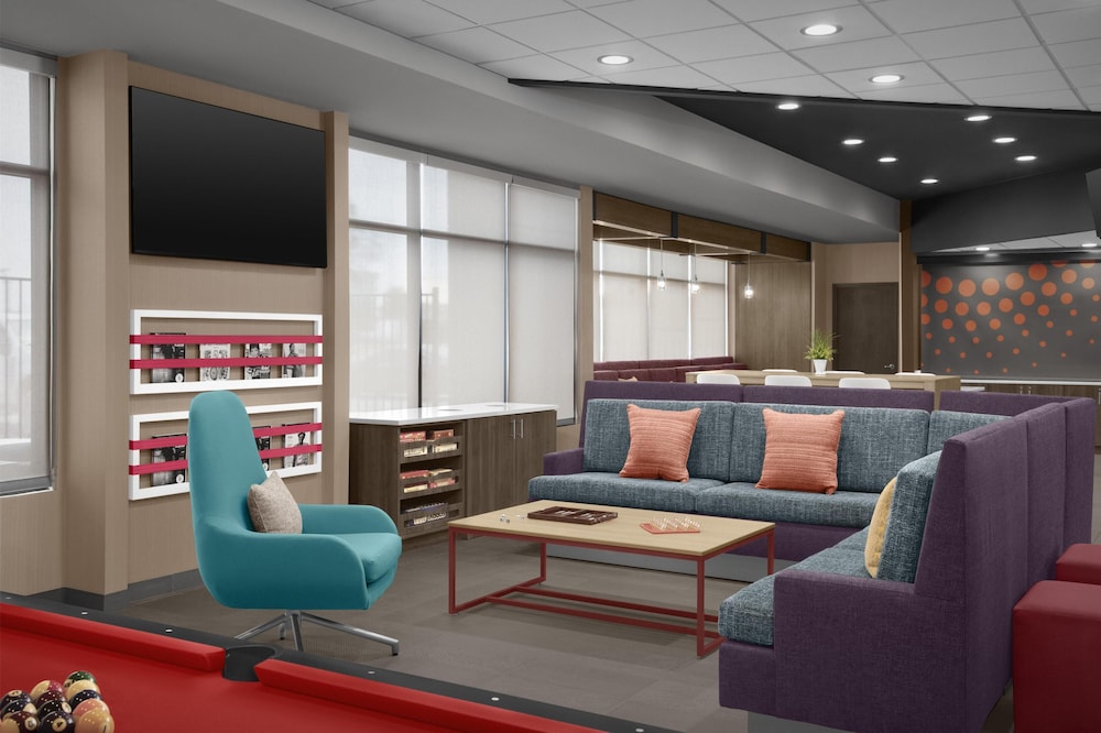 Tru by Hilton Midland East 25/39