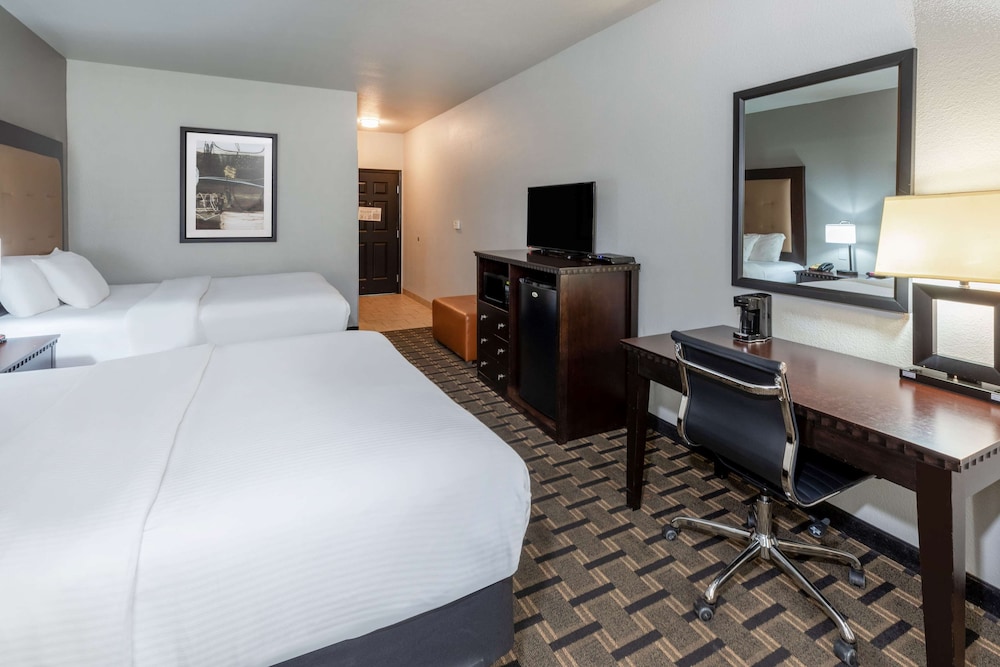 La Quinta Inn and Suites by Wyndham Mt. Pleasant 25/72