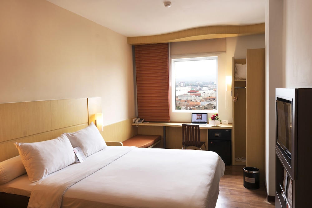 Ibis Bandung Pasteur 14/57