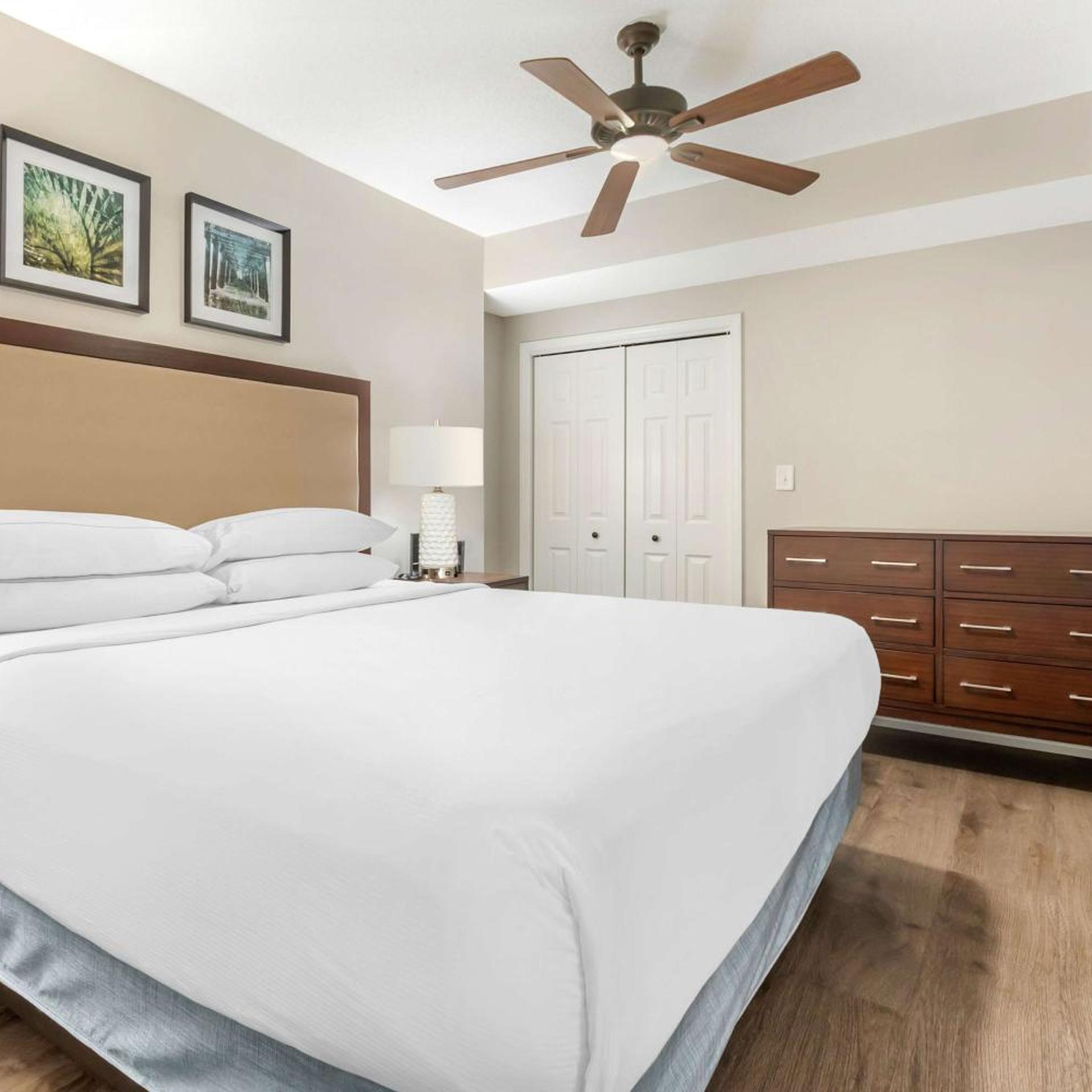1 BEDROOM, SUITE, KING BED, PARTIAL OCEAN VIEW