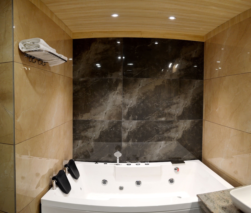 The Orchard Greens Resort 48/48