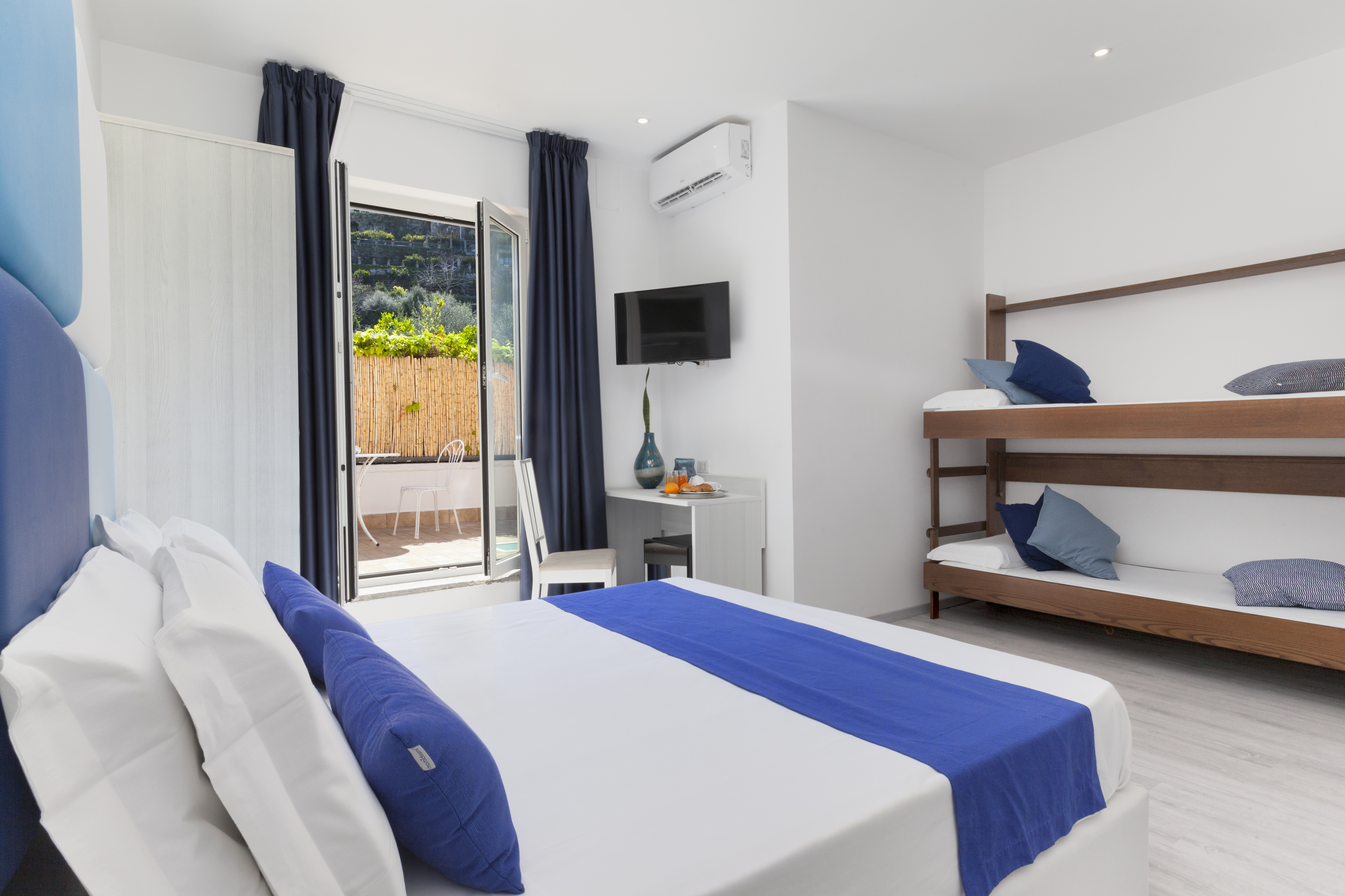 ROOM, QUADRUPLE, GARDEN VIEW