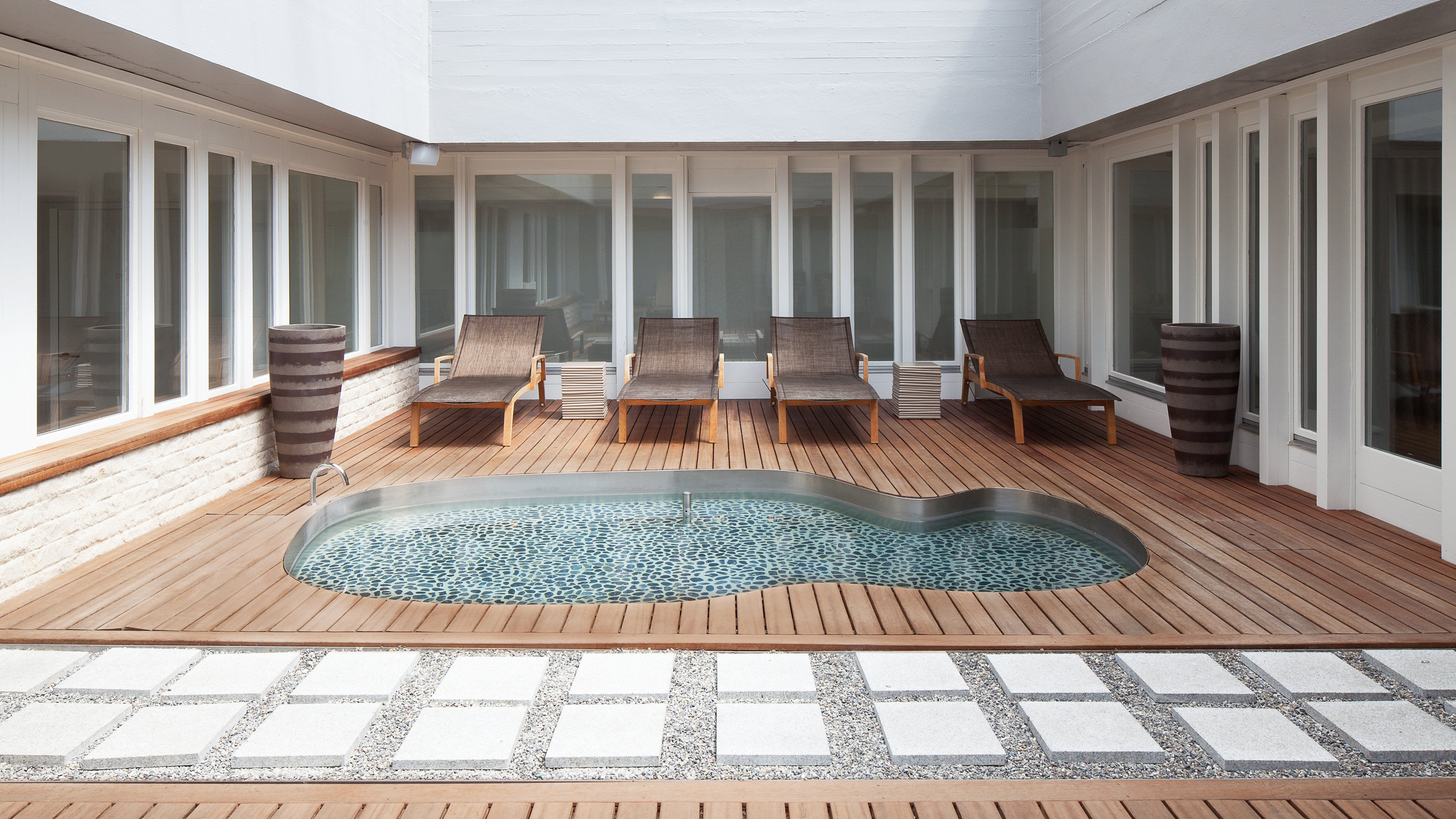 Crowne Plaza Zurich 25/50