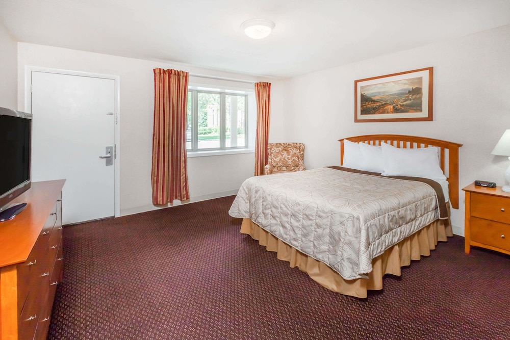 Howard Johnson by Wyndham Traverse City 17/47