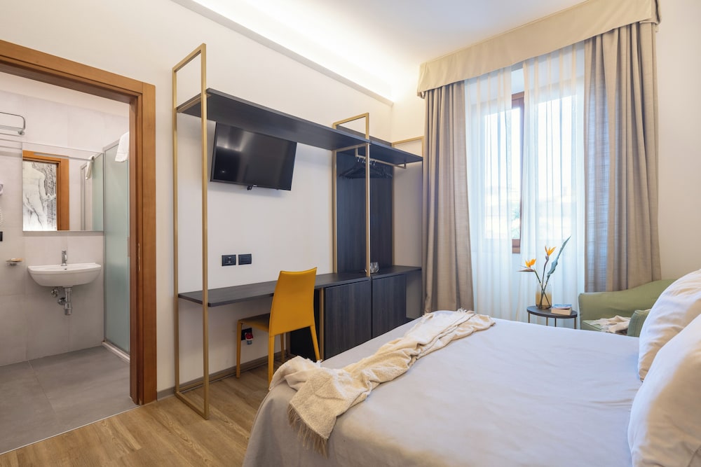 DELUXE, DOUBLE OR TWIN BED