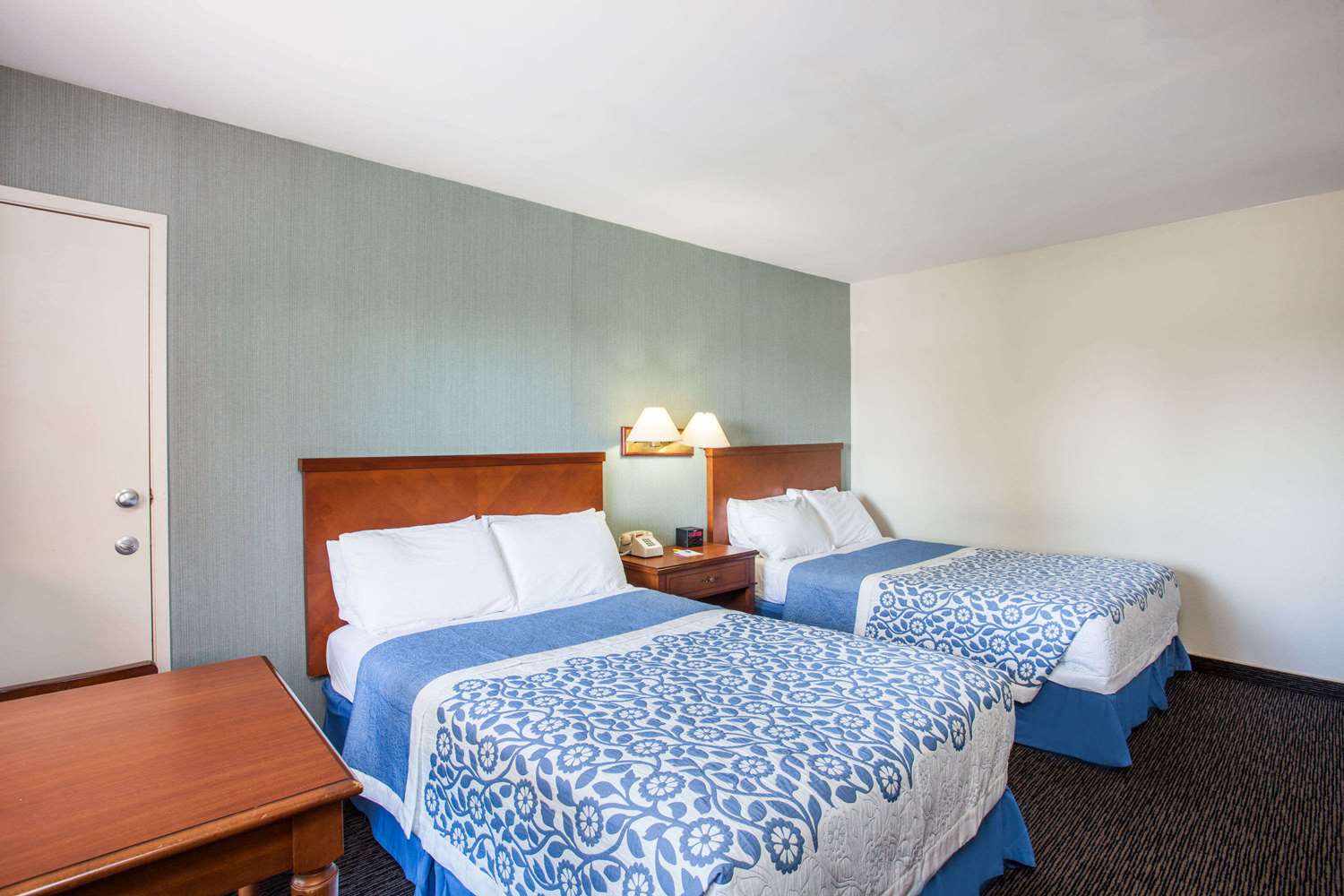 Days Inn by Wyndham Anaheim Near The Park 13/45