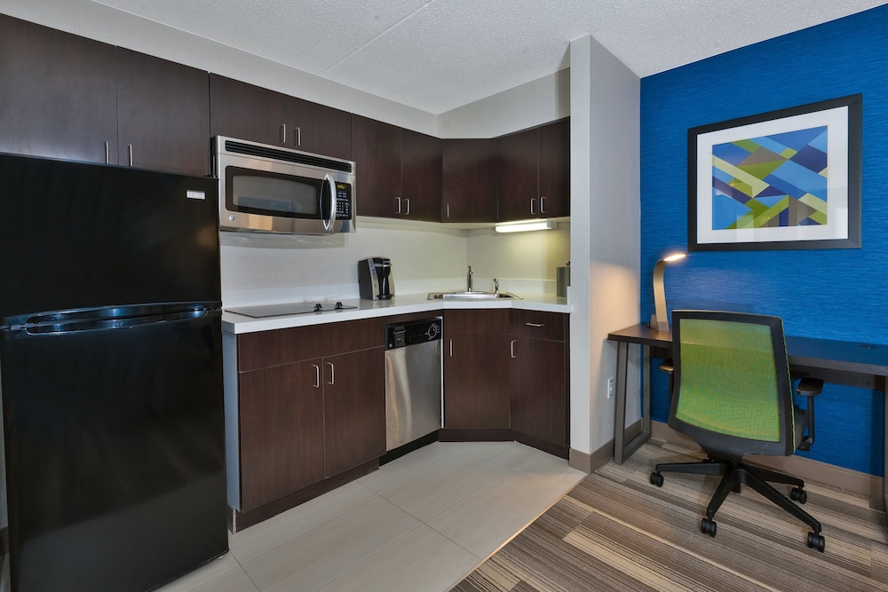 Holiday Inn Express Suites Blackburg University Area 7/74