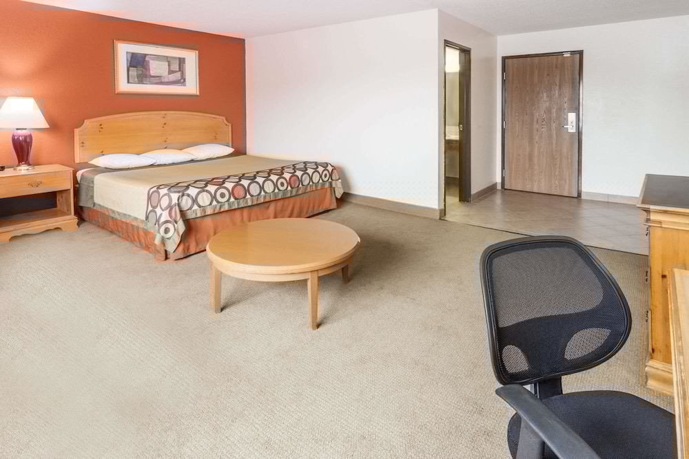 Super 8 by Wyndham Elgin 27/38