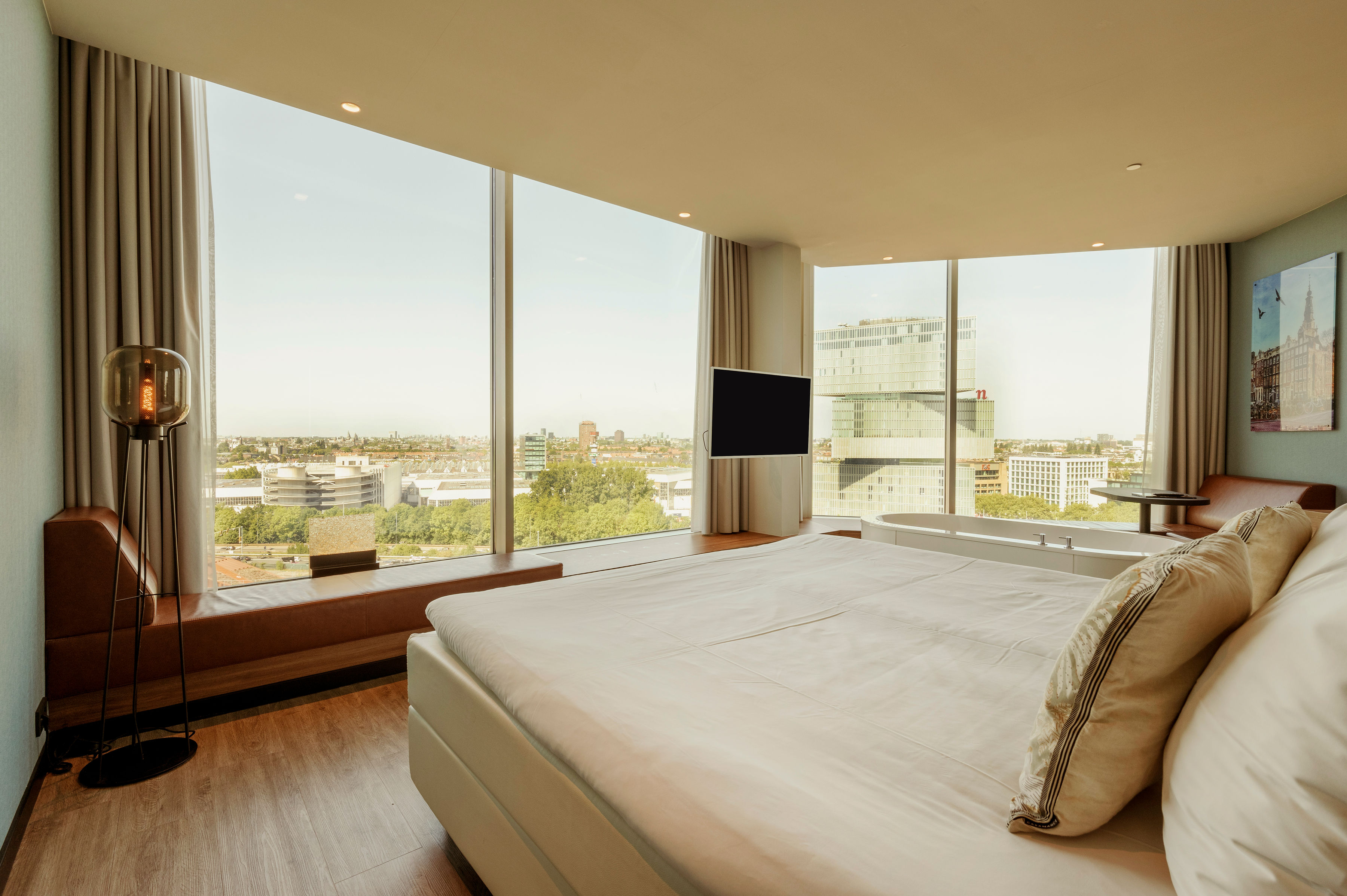City, Superior, King Bed, Bathtub