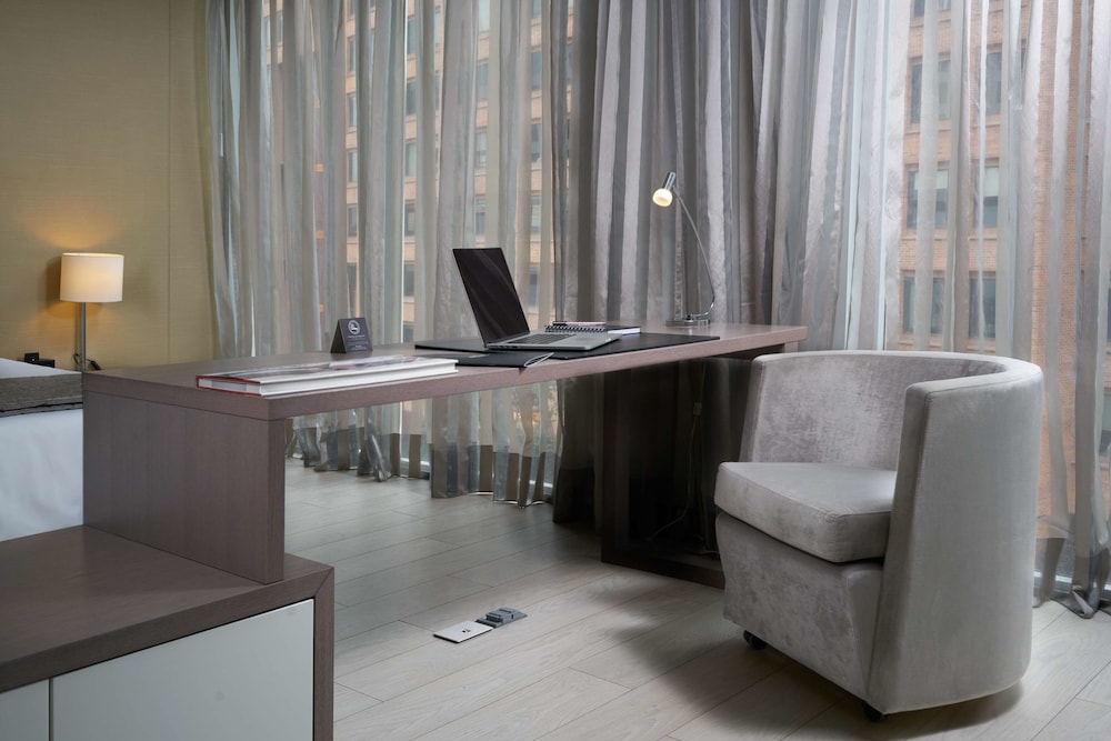 100 Luxury Suites By Preferred 9/76