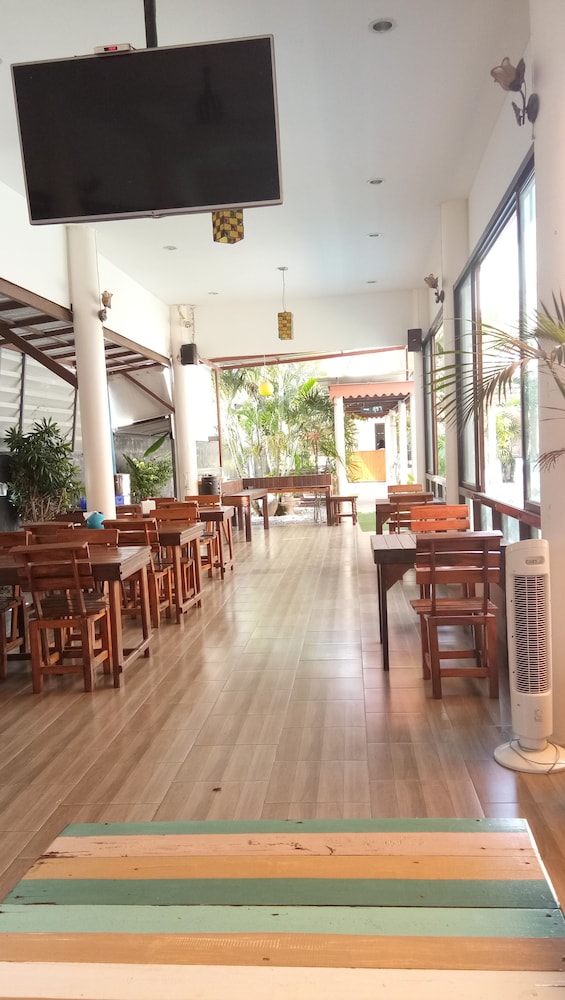 Front Beach Hotel 23/26