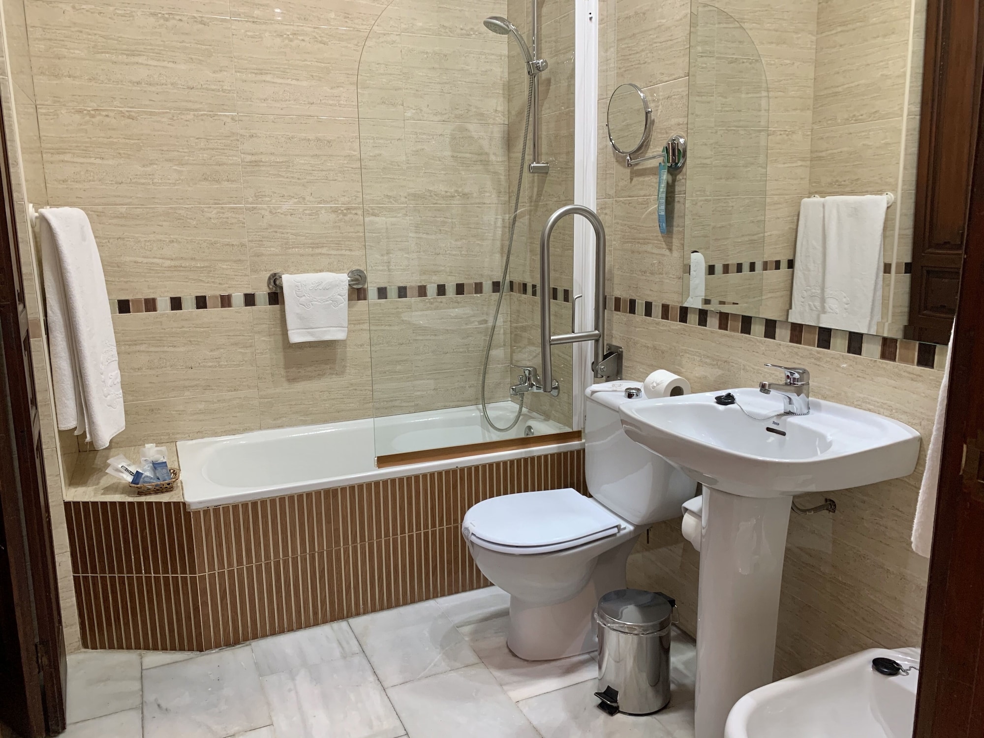 ROOM, QUADRUPLE