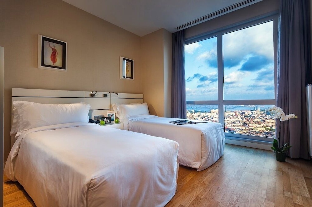 2 BEDROOMS, PREMIER