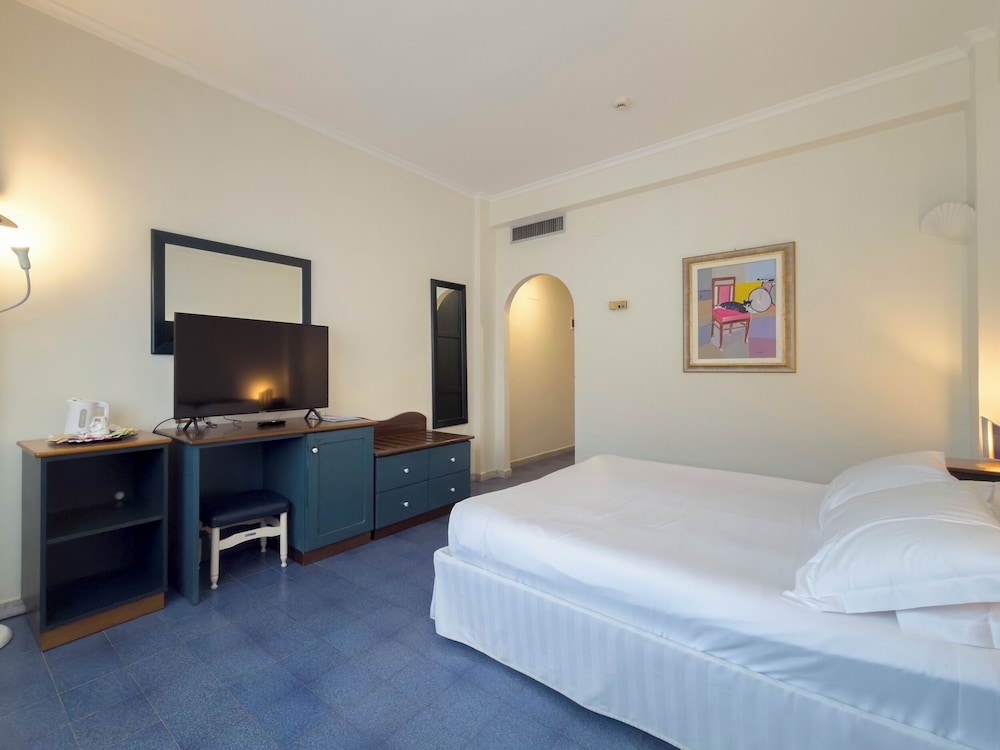 SUMMIT HOTEL 12/70