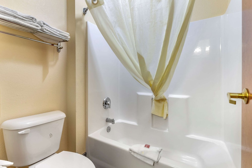 Econo Lodge Brunswick Travel Center 27/30