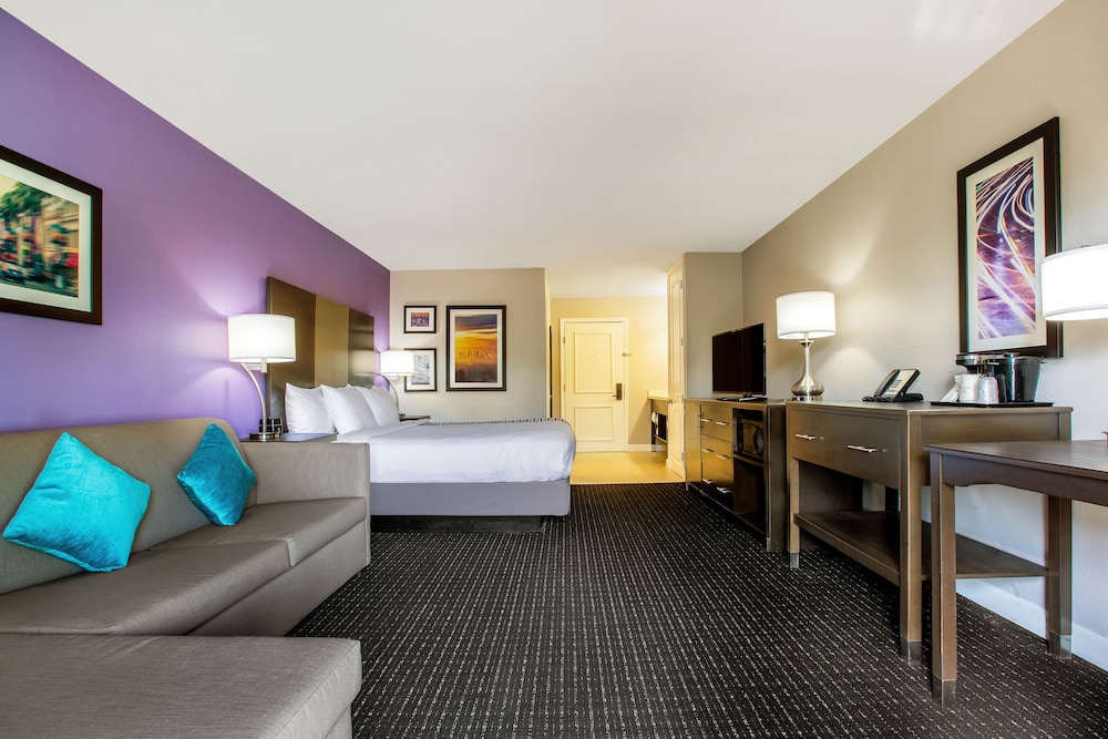 La Quinta Inn & Suites By Wyndham Pomona 36/52