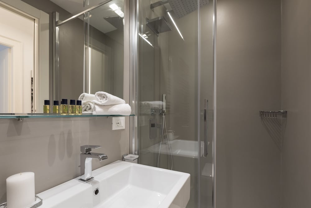 Rome Accommodation - Villa Borghese 17/20