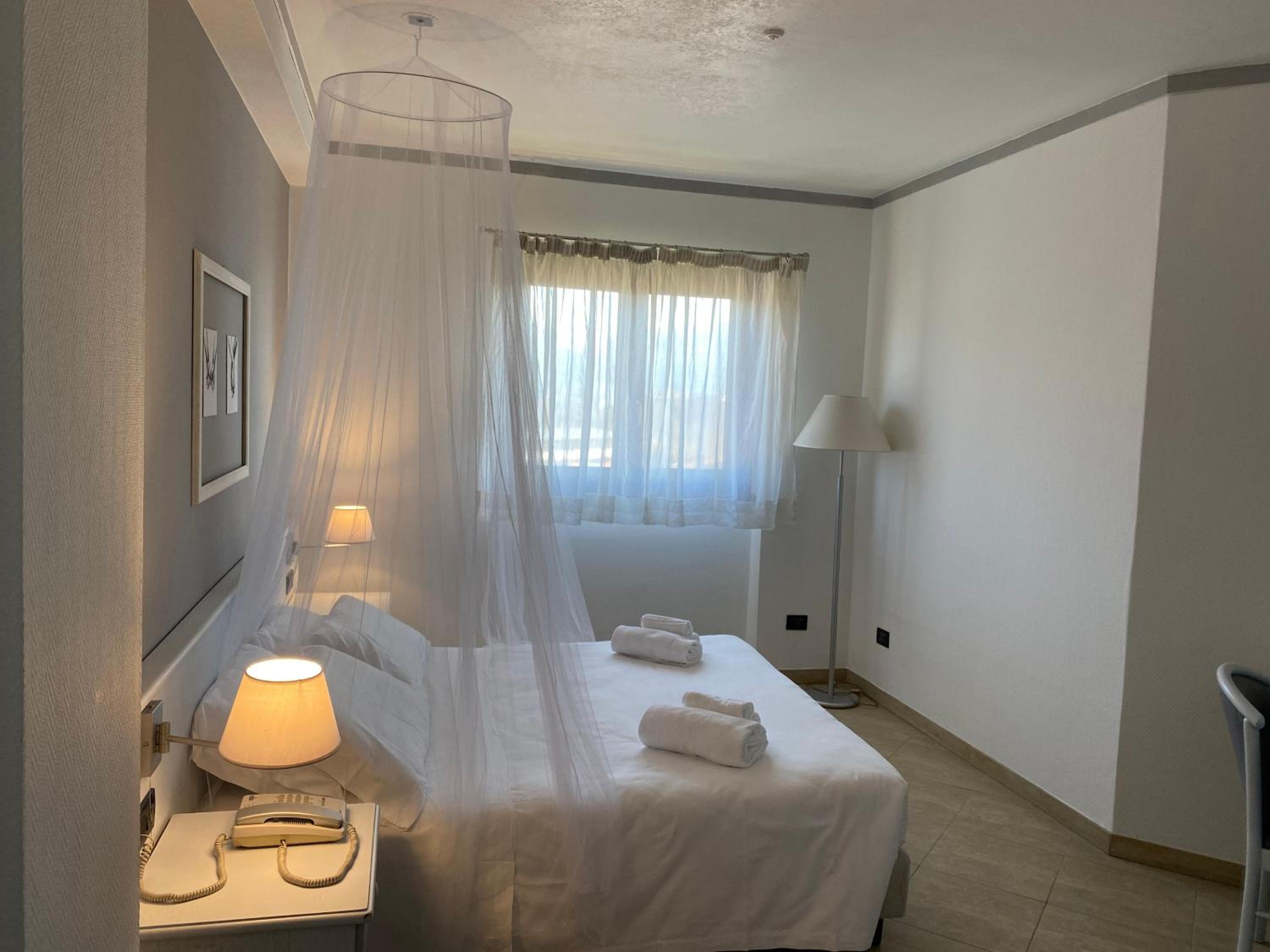 Deluxe, Suite, Pool Access