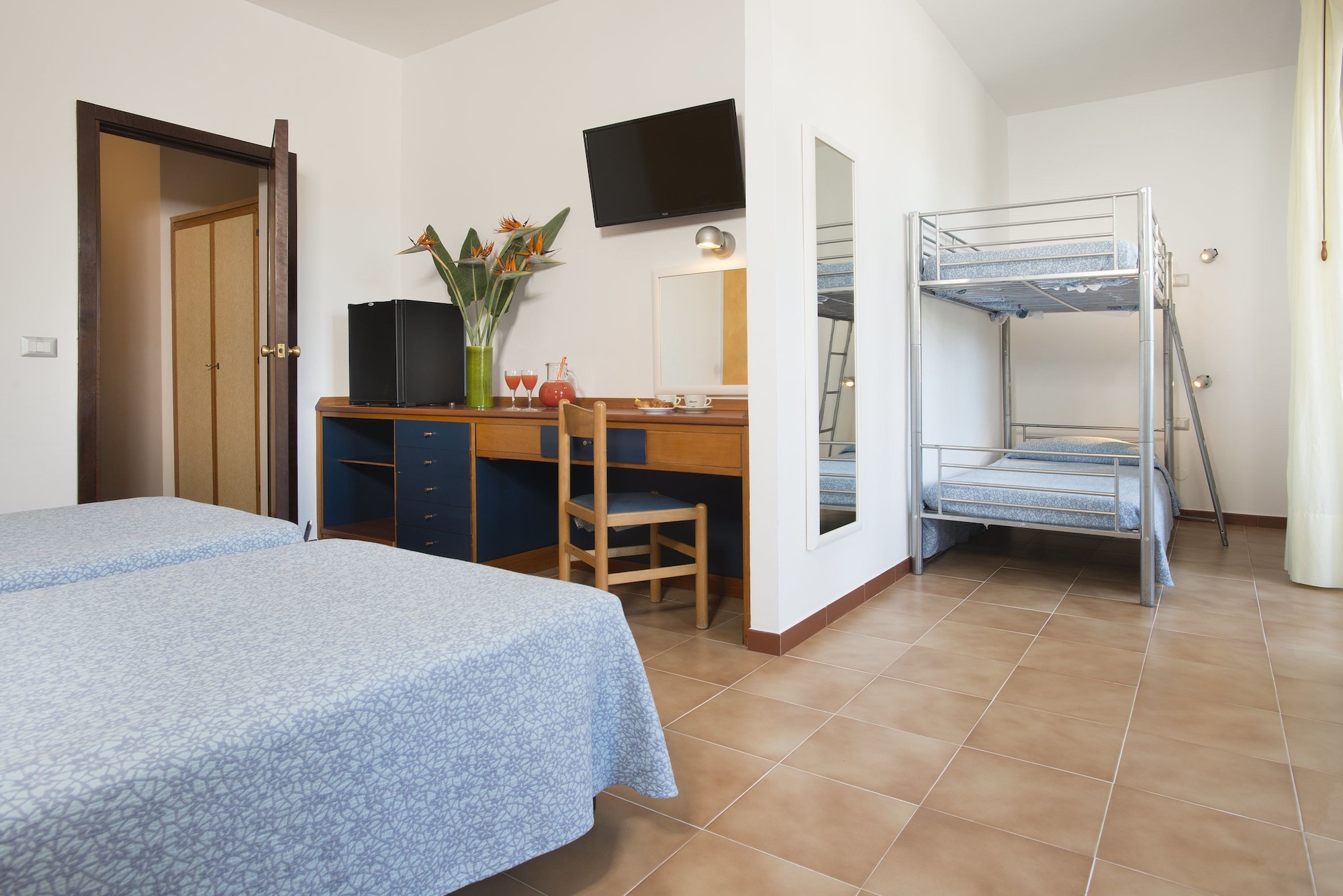 ROOM, QUADRUPLE