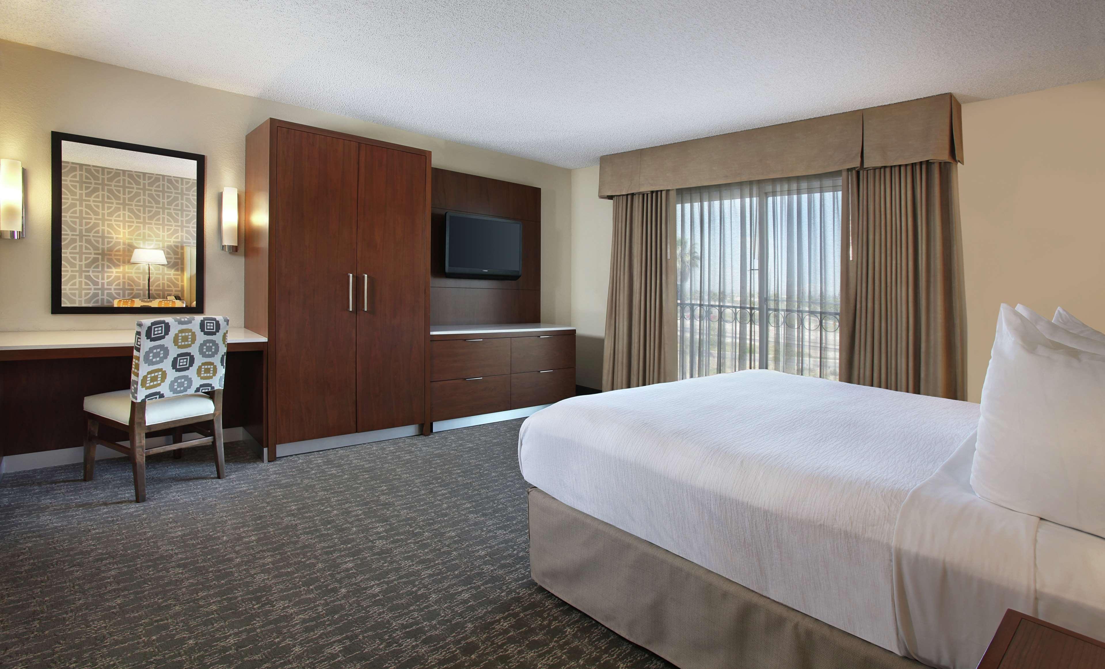 1 BEDROOM, KING BED, ACCESSIBLE