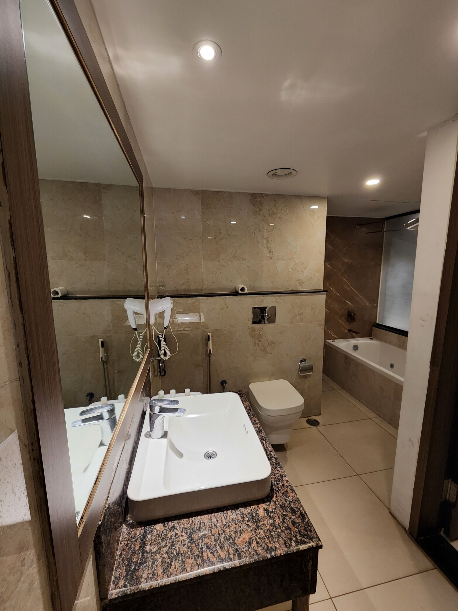 غرفة كلوب بسرير كينج، Hotel Preethi International 3/3