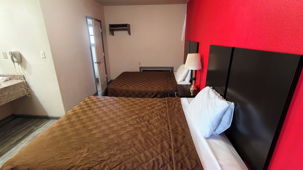 Sunset Lodge Elgin near US 290 by Hotel O 15/47