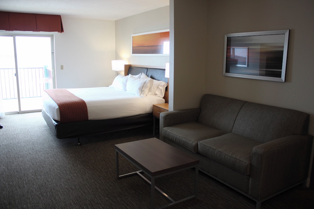 Holiday Inn Express Munising-Lakeview 26/68