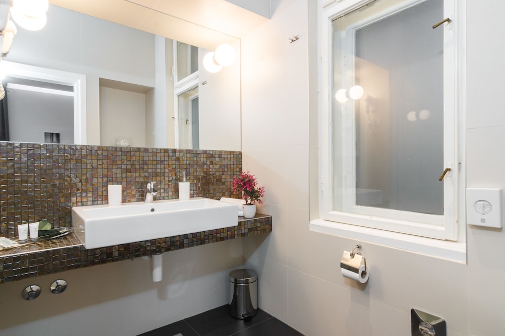 Prima Luxury Rooms 66/71