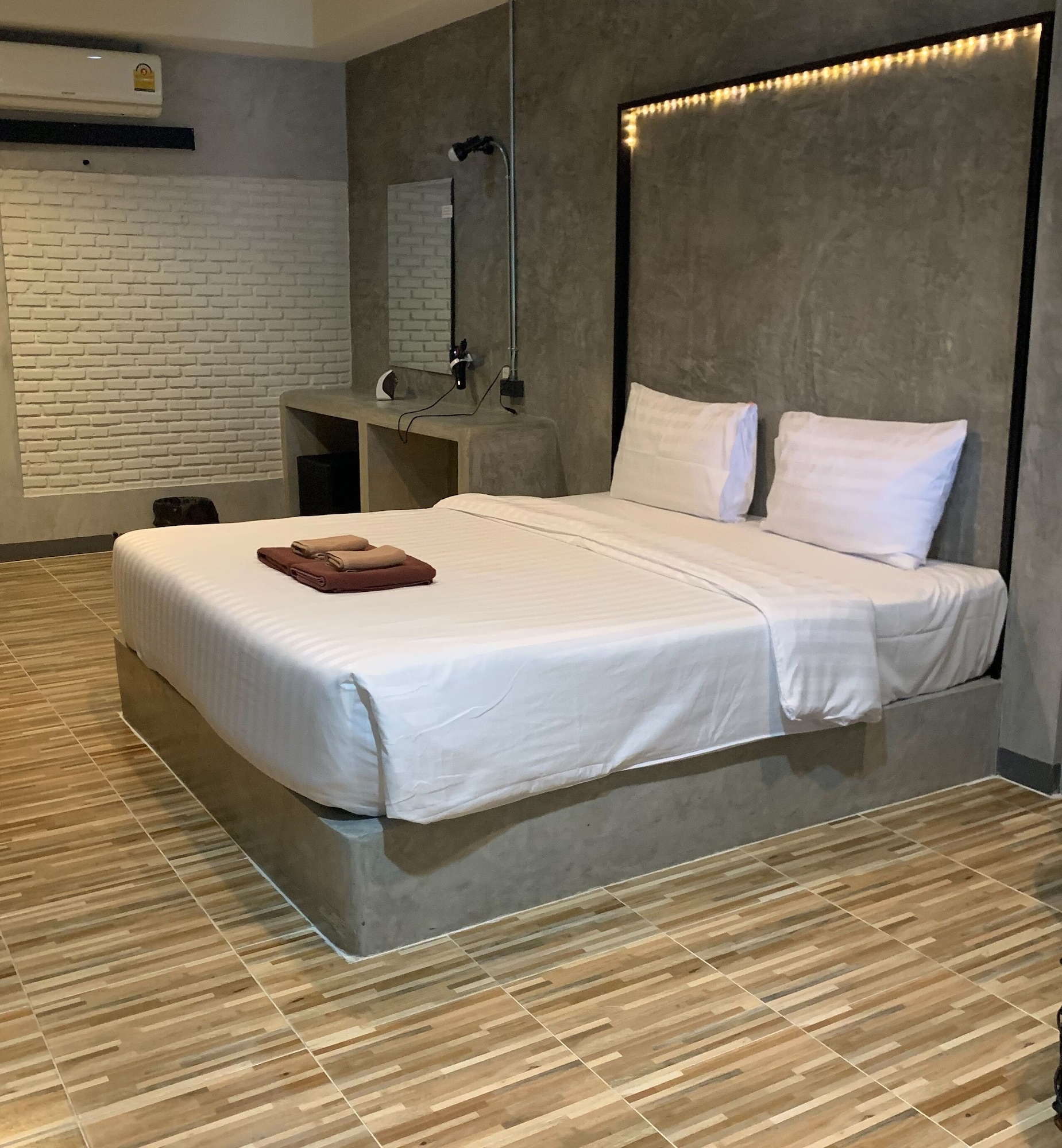 DELUXE, KING BED