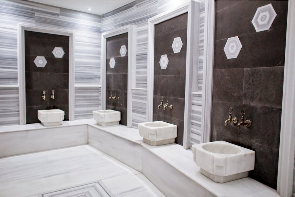 Aleksandr Pera Hotel 25/50