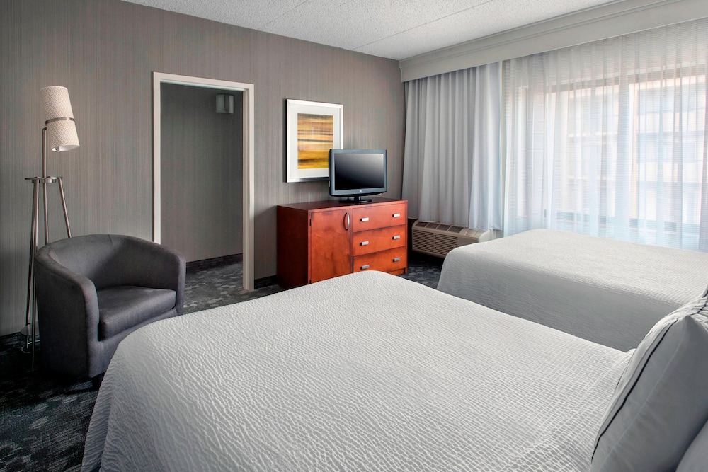 Courtyard By Marriott Newark Liberty International Airport 7/37