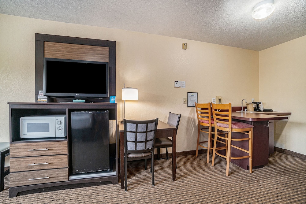 Days Inn Suites By Wyndham Traverse City 42/50