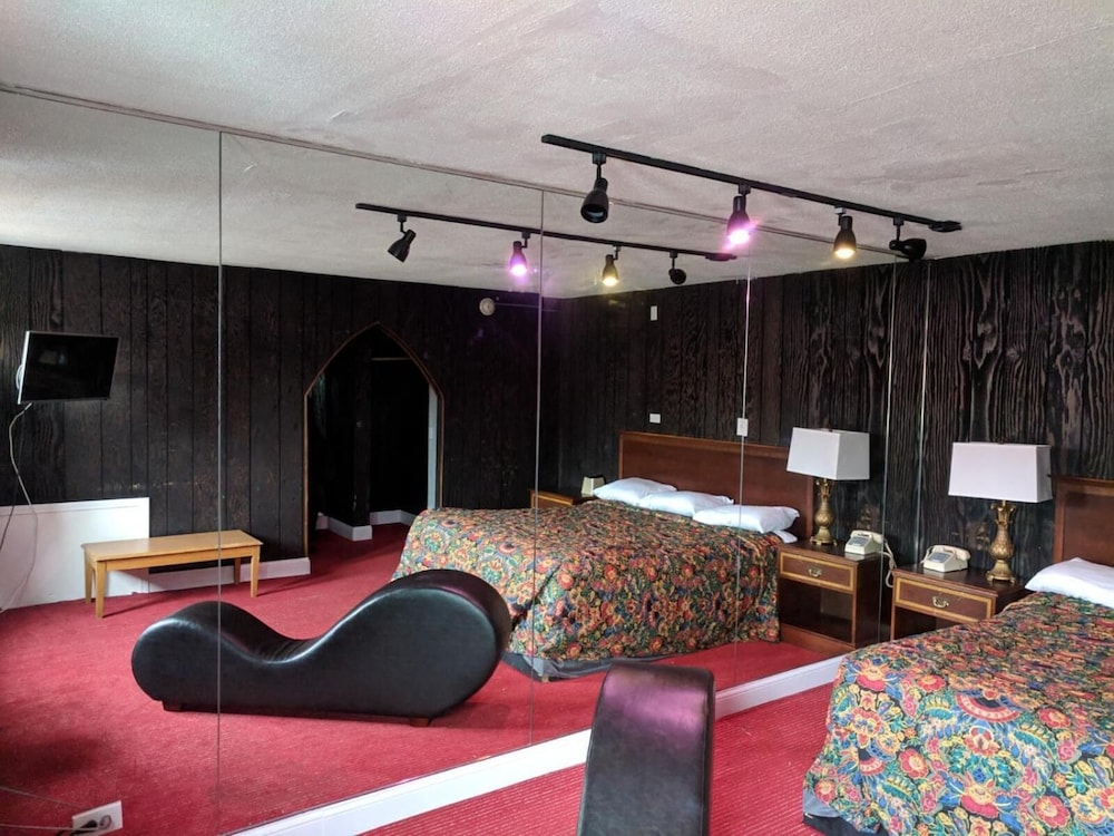 Skylark Motel 32/49