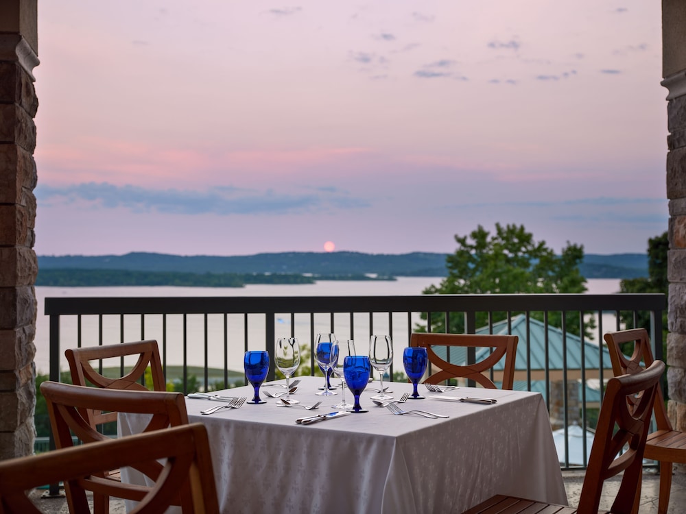 Chateau On the Lake Resort Spa And Convention Centre 46/66