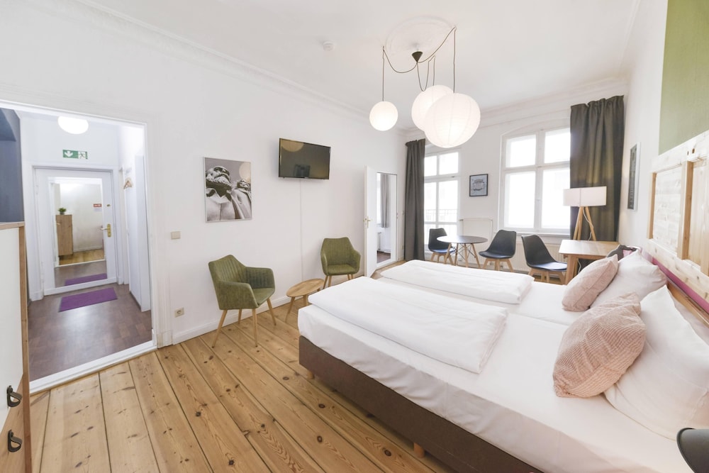 Studio, Twin Beds, Old Town Apartments Schonhauser Allee Berlin 4/9