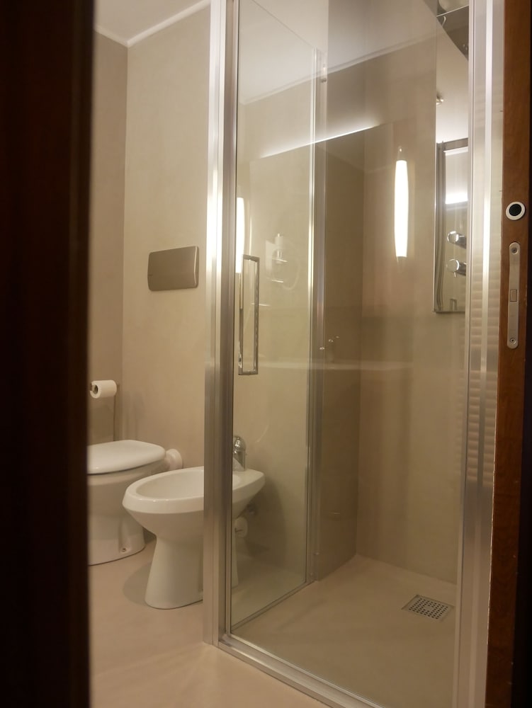 غرفة ديلوكس ثلاثية بسرير كوين وسرير فردي، First Hotel Malpensa 6/7